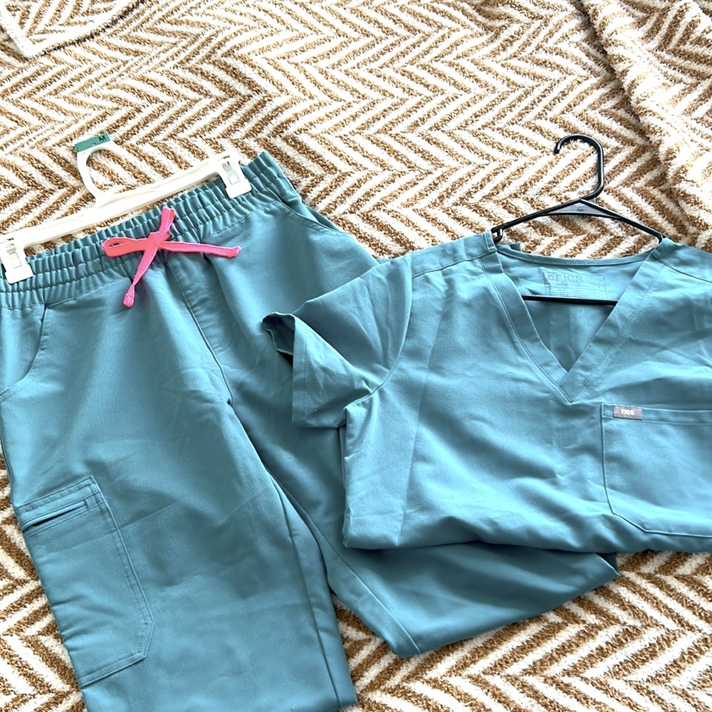 Figs hydrogreen w/ pink tie scrub set S/XS